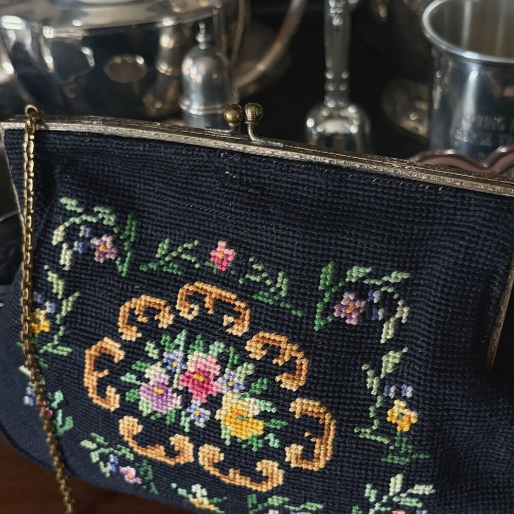 Vtg Black Needlepoint Floral Clutch Purse Gold Tone Kiss Lock Ornate Frame Chain - Picture 3 of 8